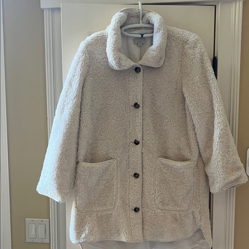 Loft Cozy Cream Sherpa Jacket size M
40” Bust, 35” L